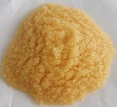 軟化樹脂是專用于軟化硬水的一種專用樹脂，通過離子交換技術，使水的硬度小于50 mg/L(CaCO3)。離子交換是一種特殊的動態吸附過程，一般是由不溶于水的離子交換劑在電解質溶液中進行，這種離子交換劑即為離子交換樹脂。